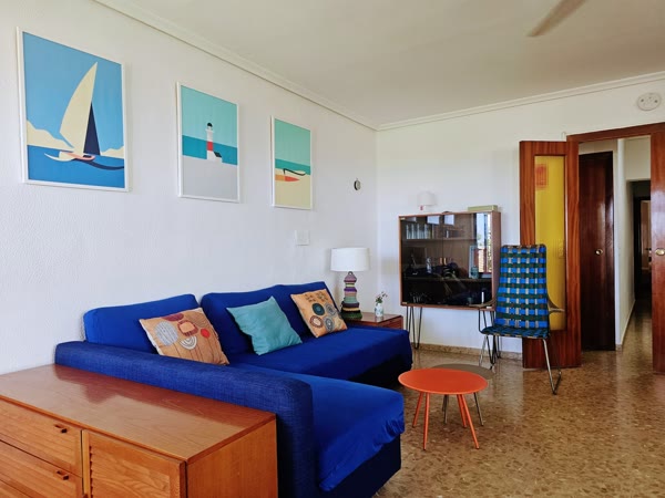 Sofá azul y láminas marineras
