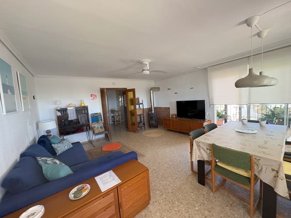 Salón diáfano hacia comedor y cocina