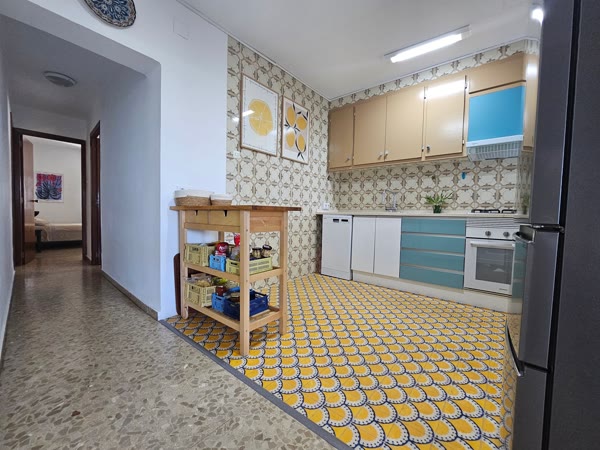 Cocina con suelo amarillo y pasillo
