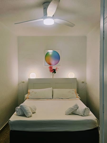 Cama de matrimonio con toallas preparadas