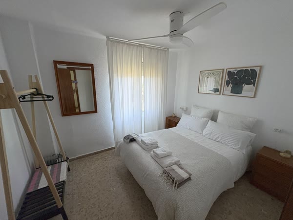 Cama de matrimonio con ropa blanca