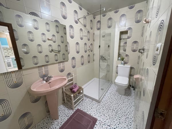 Baño con ducha y mampara de cristal
