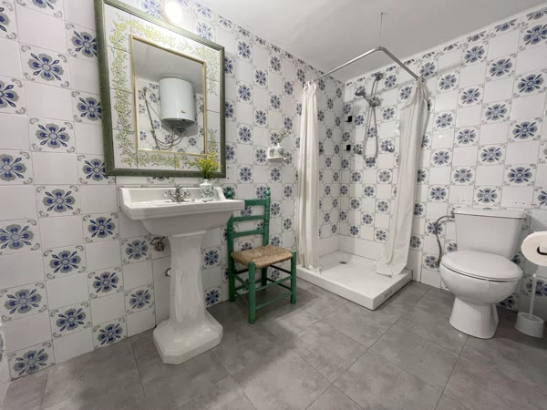 Baño con azulejo azul y ducha