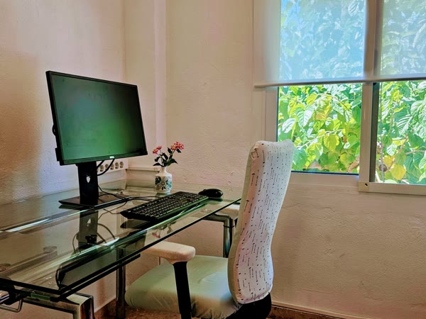 Escritorio de cristal con monitor y teclado