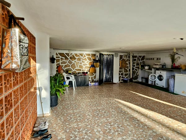 Zona de lavadora bajo el porche
