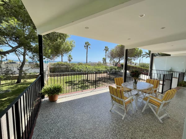 Terraza cubierta con vistas al mar