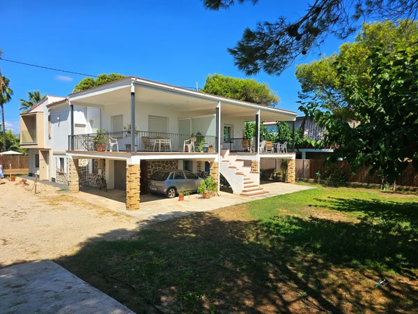 Fachada de la casa desde el jardín