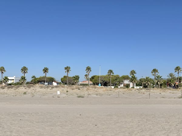 La playa frente a la casa