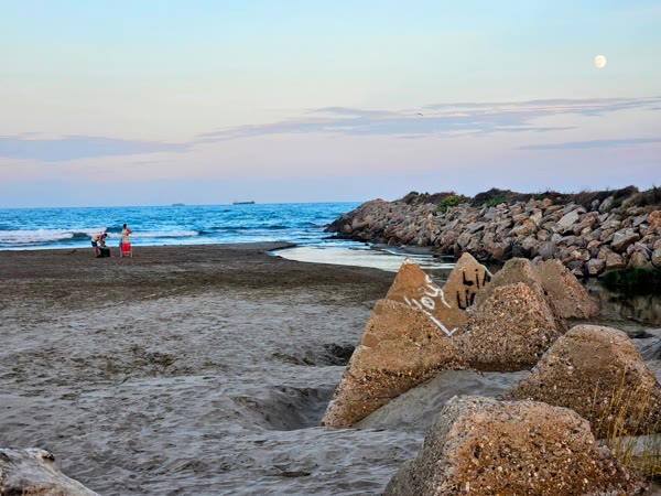 Espigón de rocas al atardecer