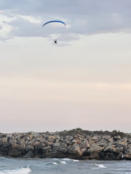 Paramotor sobre el espigón