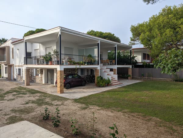 La casa vista desde el jardín