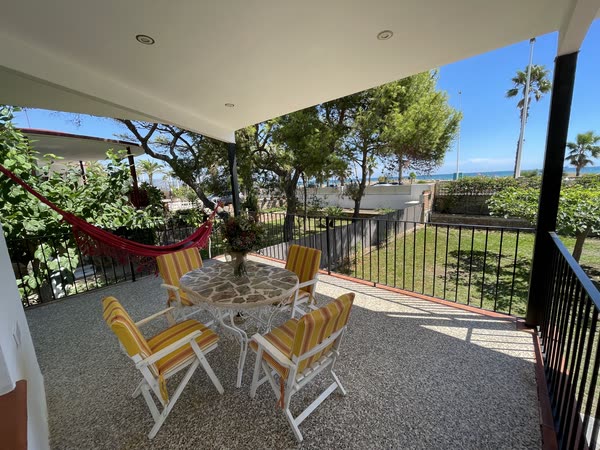 Terraza cubierta con vista al mar