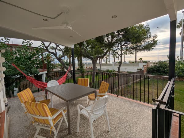 Terraza y hamaca a primera hora