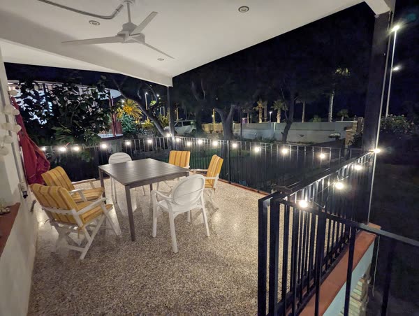 Terraza iluminada al anochecer