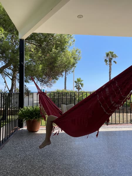 Piernas descansando en la hamaca