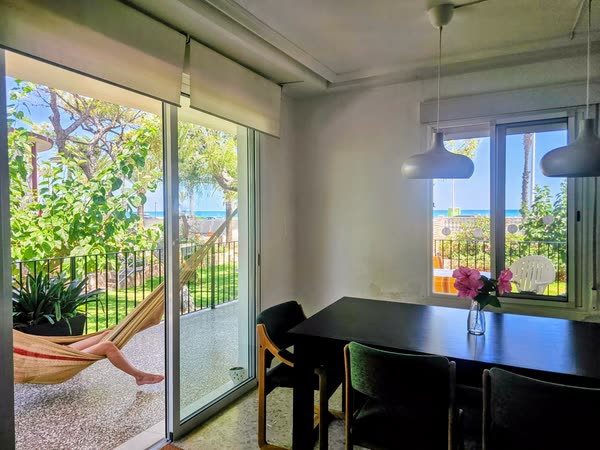 Comedor con el mar por la ventana