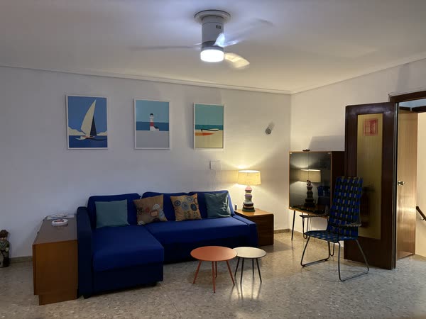 Salón azul con láminas marinas
