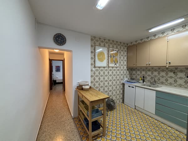 Cocina y pasillo de baldosa amarilla