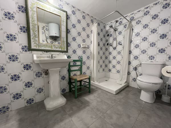 Baño antiguo de azulejo azul