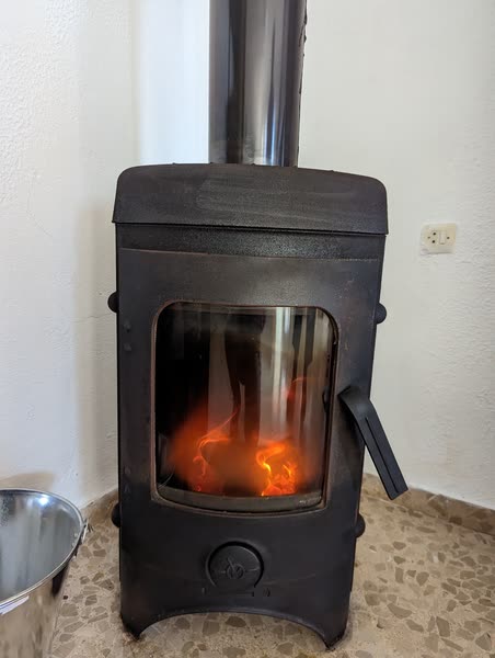 Estufa de leña encendida en invierno