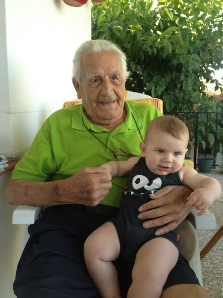 El bisabuelo con el bebé en la terraza