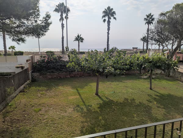El jardín y el mar desde la terraza