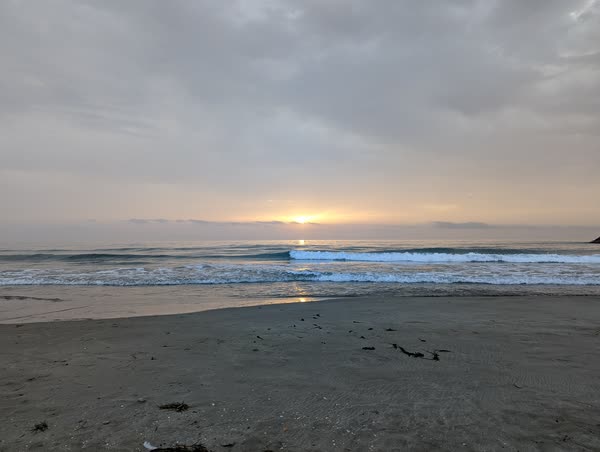 Amanecer sobre la playa vacía