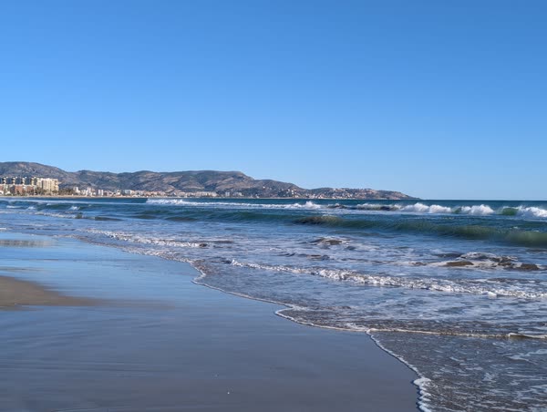 Olas y montañas desde la orilla