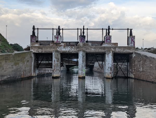Compuerta de la acequia junto al mar