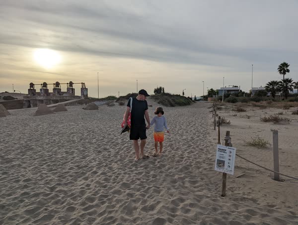 Padre e hijo caminando a contraluz