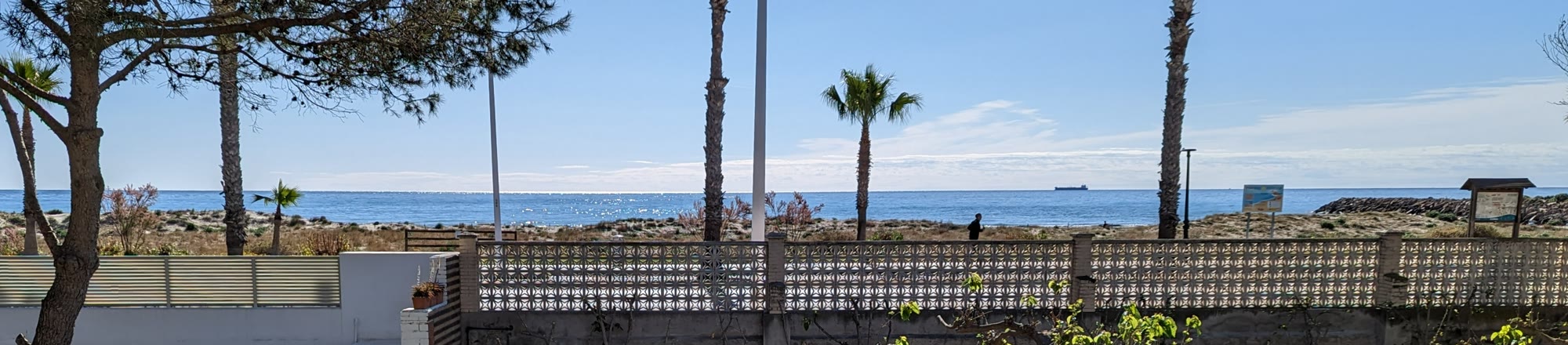Vista al mar desde la terraza de la casa, con la barandilla en primer término y el horizonte recto.